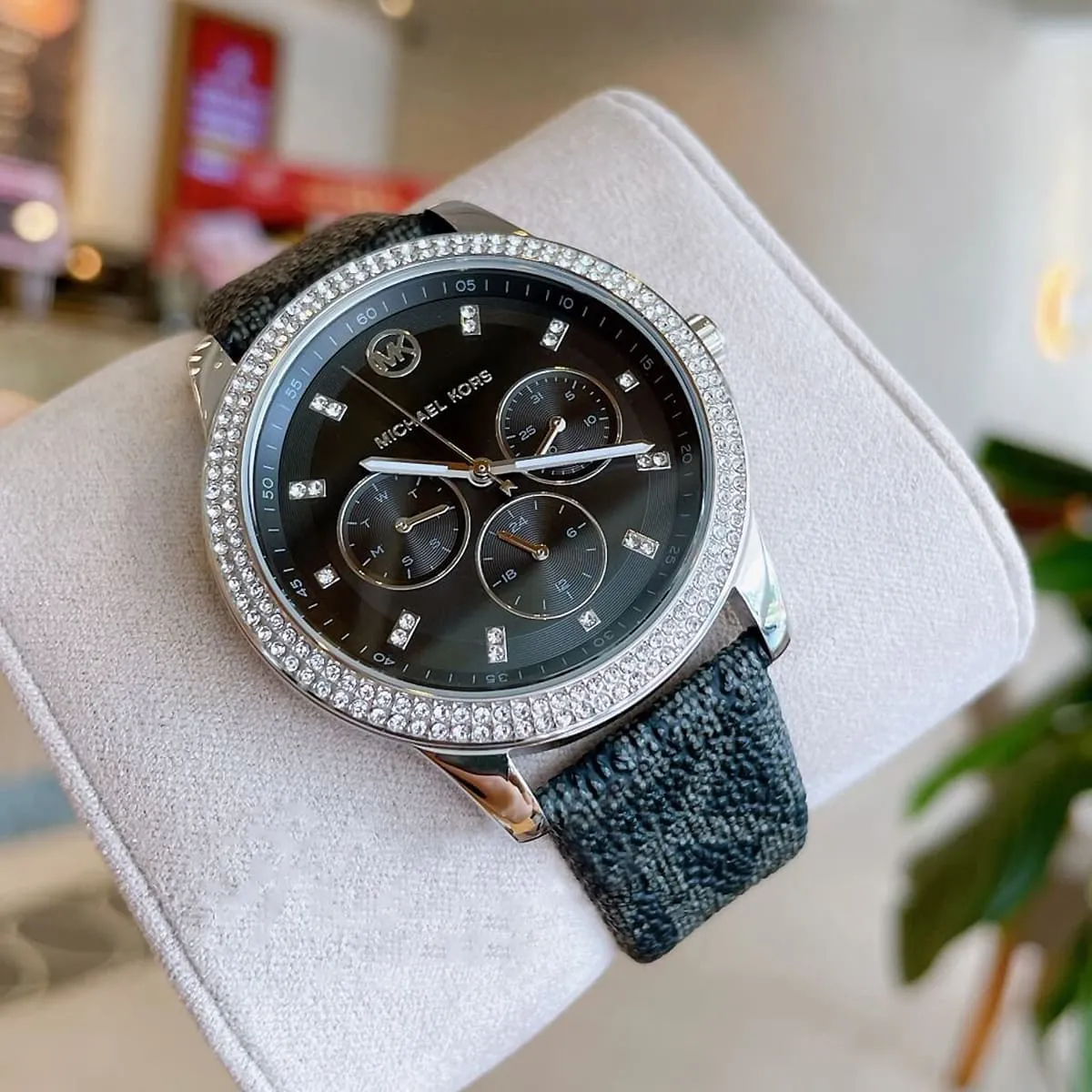 mk2976-michael-kors-watch-women-crystals-mk-logo-black-dial-polyurethane-chloride-strap-quartz-battery-analog-three-hand-tibby_5.jbg Michael Kors Watch For Women MK2976 - الصورة 6