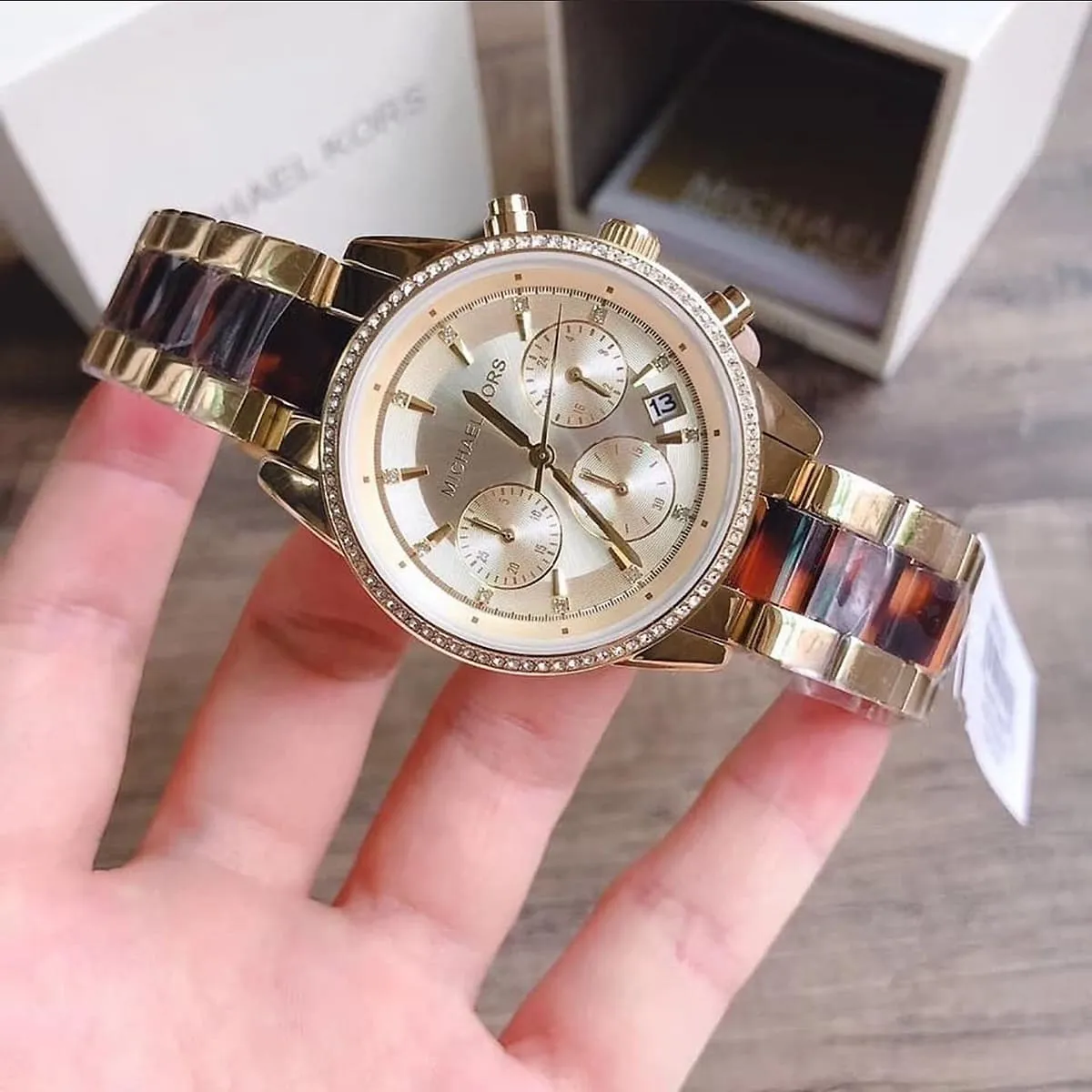 mk6322-michael-kors-watch-women-gold-dial-multi-golden-brown-strap-quartz-battery-analog-chronograph-ritz_9.jbg Michael Kors Watch For Women MK6322 - الصورة 10